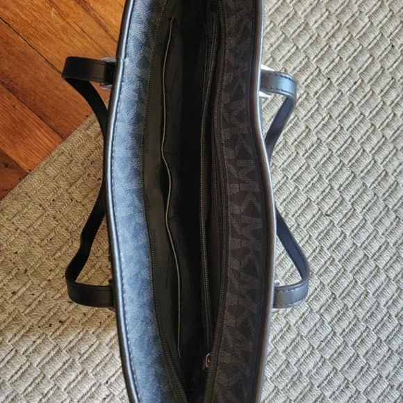 Michael Kors Black Jet Set Tote Bag - Picture 6 of 11